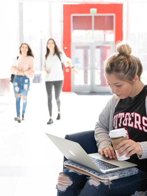 RU Student on laptop