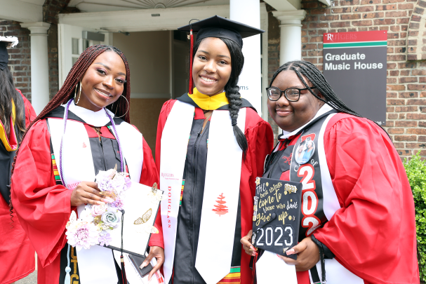 grads with decorated caps